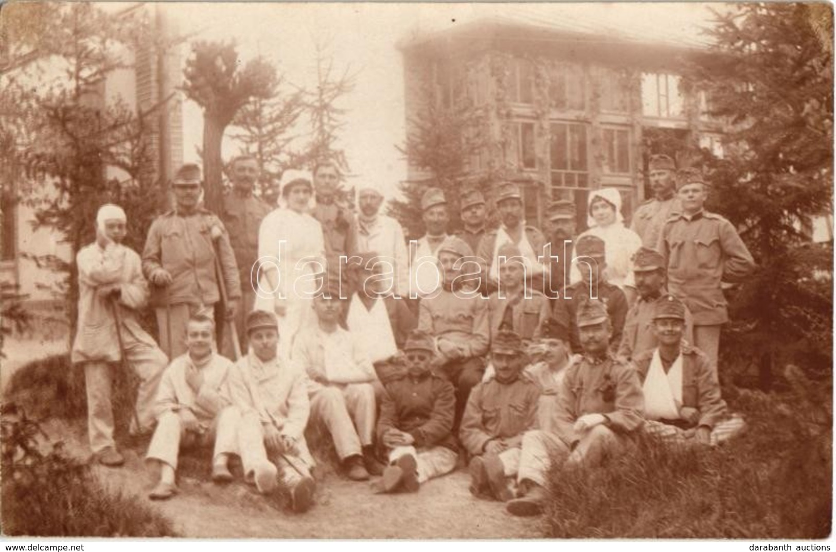 ** T2 Galicia, Galizien; Sérült Katonák A Kórház Udvarán Nővérekkel / WWI K.u.K. Military, Injured Soldiers With Nurses  - Zonder Classificatie