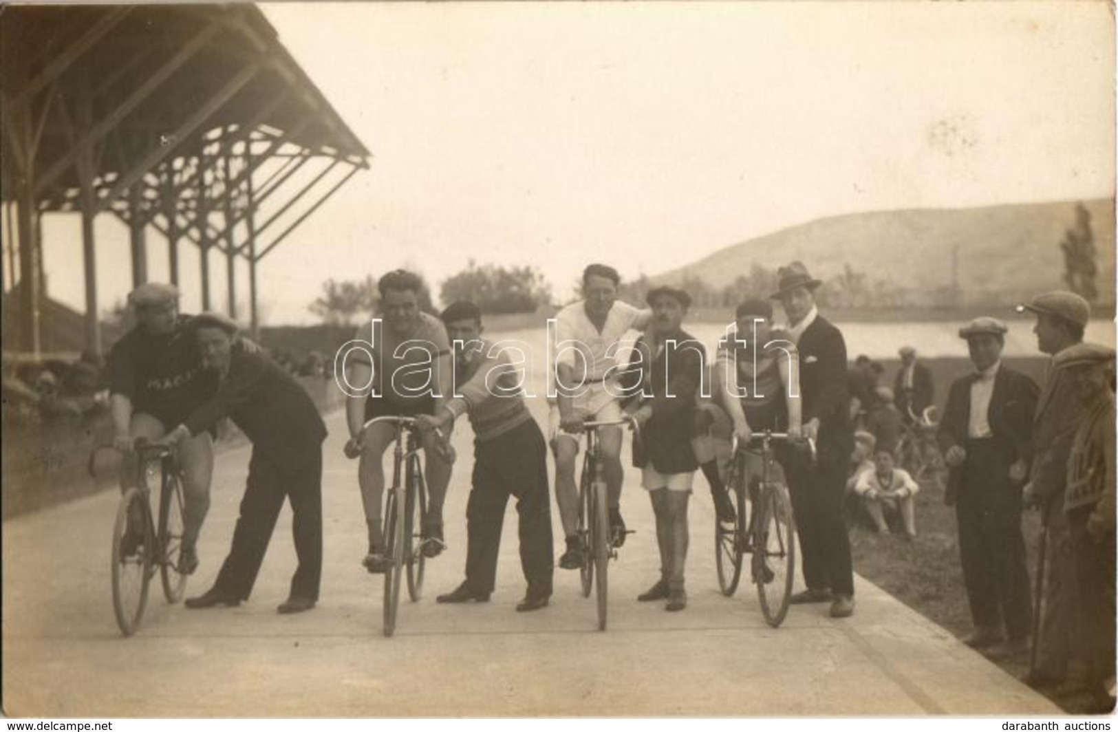 ** T2 Kerékpárverseny 4 Versenyzővel Rajt Előtt / Bicycle Race With 4 Contestants Before The Start. Photo - Zonder Classificatie