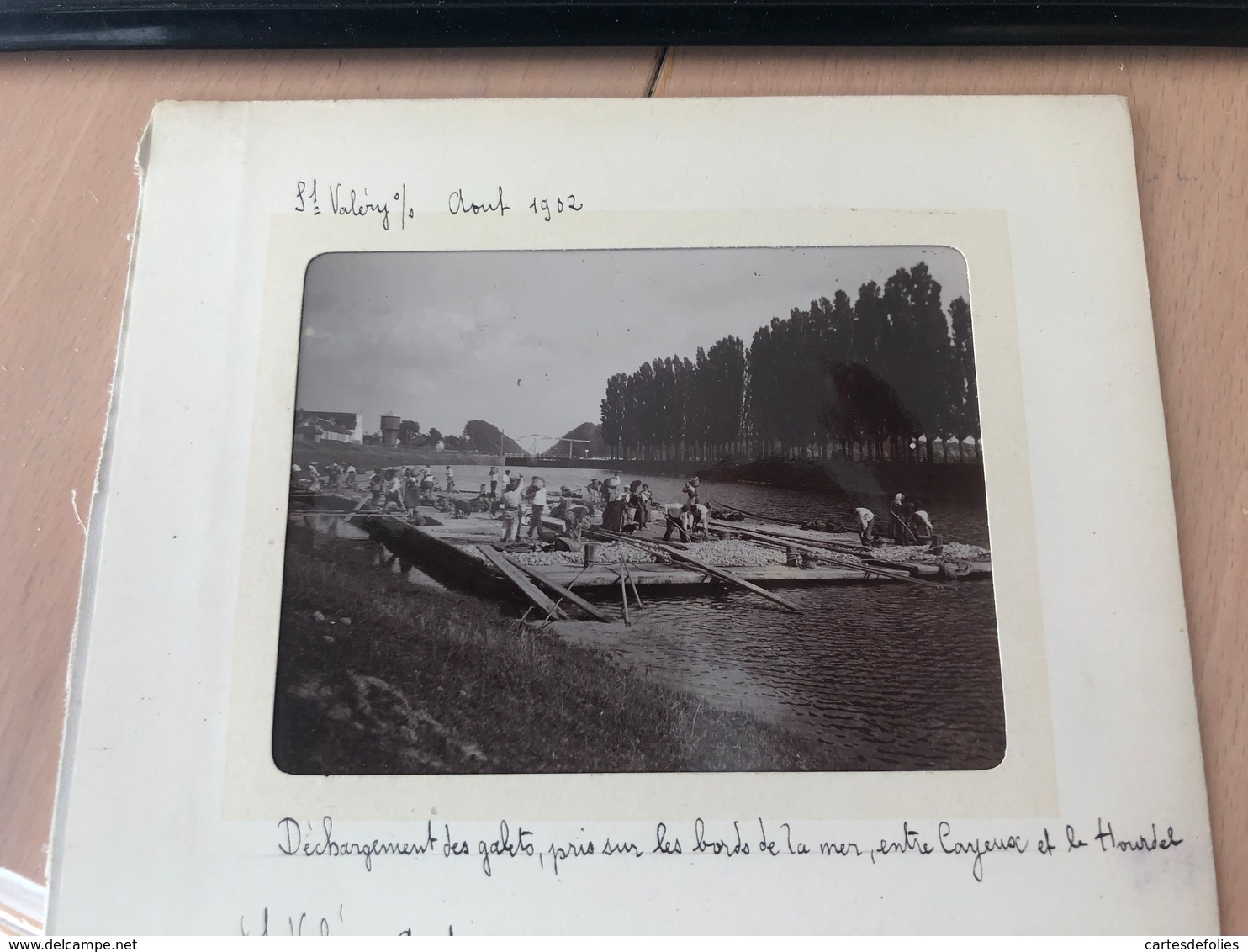 PHOTO. SAINT VALÉRY SUR SOMME. Déchargement Des Galets, Pris Sur Les Bords De La Mer Entre CAYEUX Et Le HOURDEL - Lieux