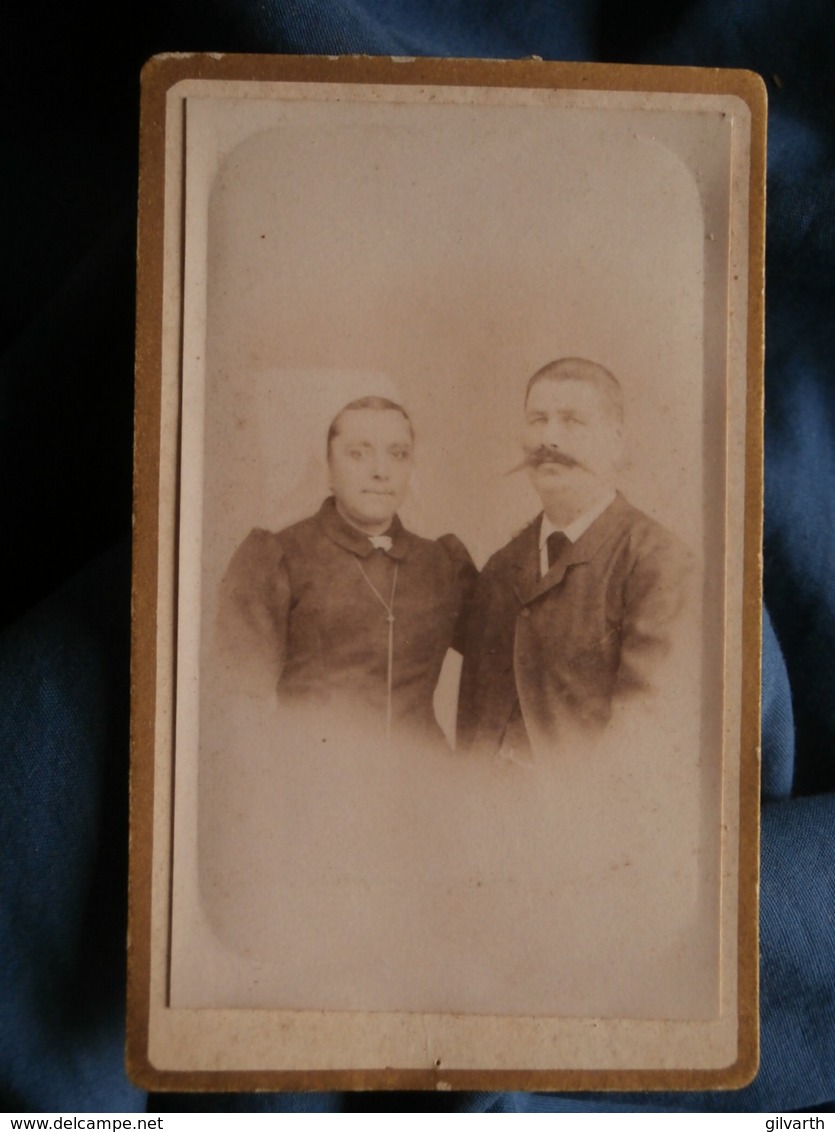 Photo CDV Anonyme -couple, Femme à La Coiffe Régionale, Vers 1885 L440 - Anciennes (Av. 1900)