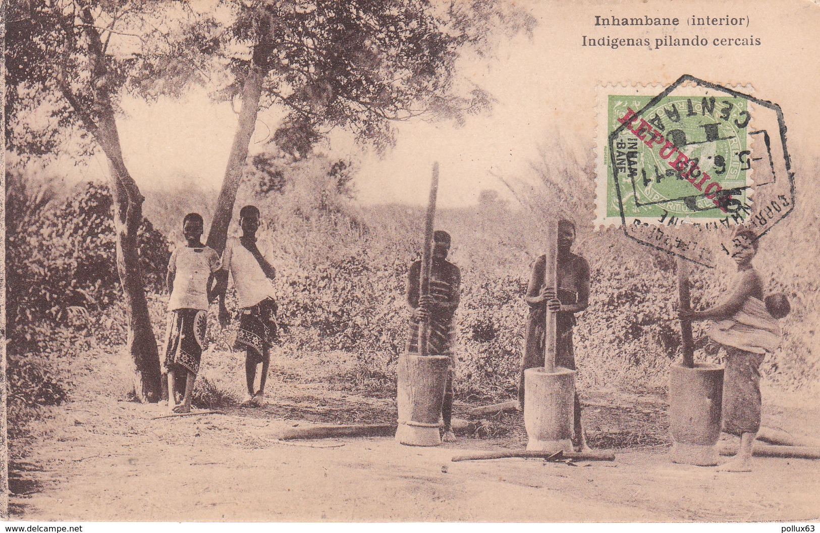 CPA INHAMBANE (INTERIOR) - MOZAMBIQUE : INDIGENAS PILANDO CERCAIS (TIMBRE SURCHARGE) - Mozambique