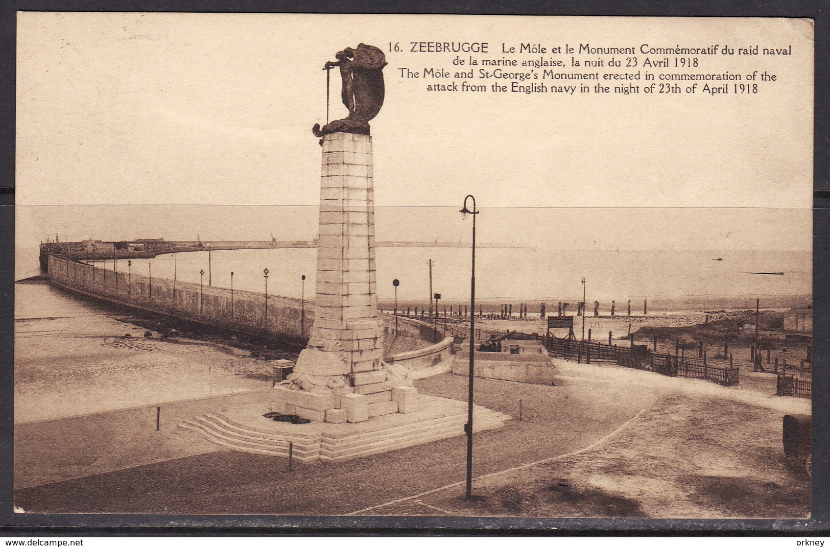 16  Zeebrugge  Le Mole Et Le Monument - Zeebrugge