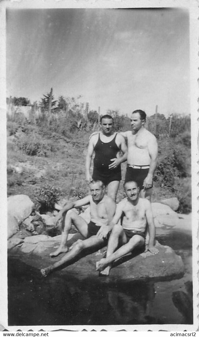 X1163 MEN HOMMES In Swimsuit Affectionate Hug By The River - Photo 11x6cm 1940' Gay Int - Personas Anónimos