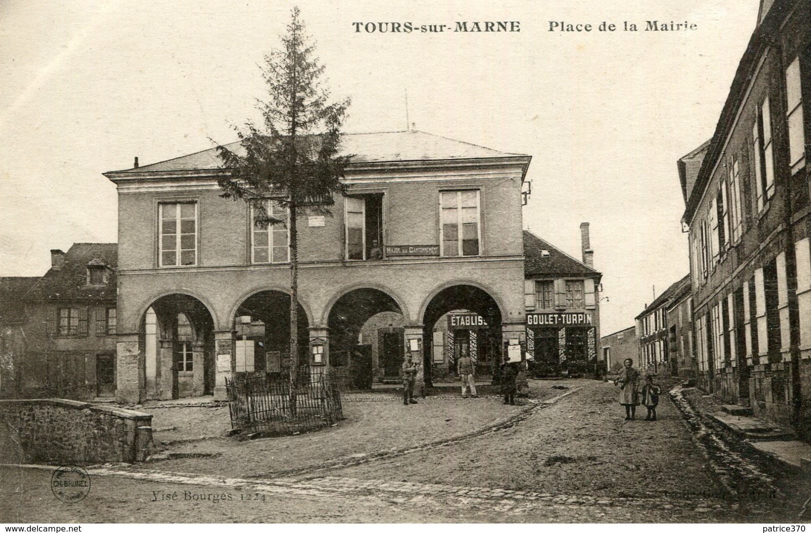 TOURS SUR MARNE - Place De La Mairie Les Etablissements Goulet Turpin - Autres & Non Classés