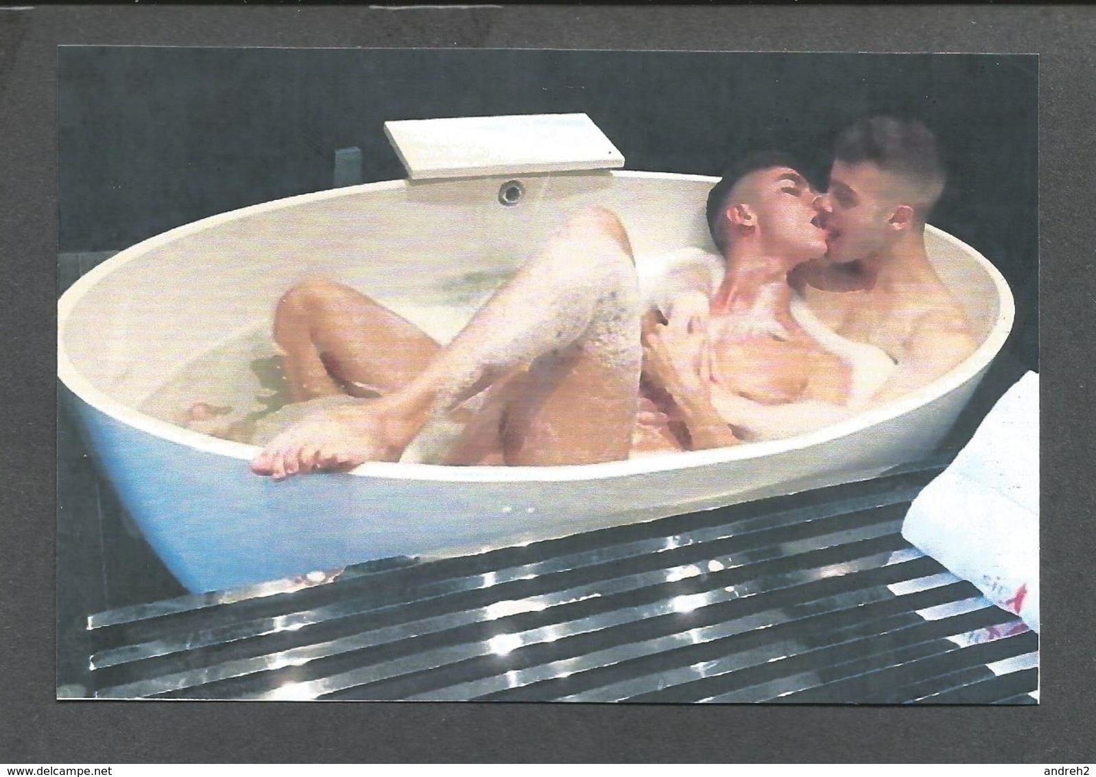 COUPLE GAY - COUPLE DANS UNE BAIGNOIRE    TES SECRETS SONT SURE AVEC MOI - Couples