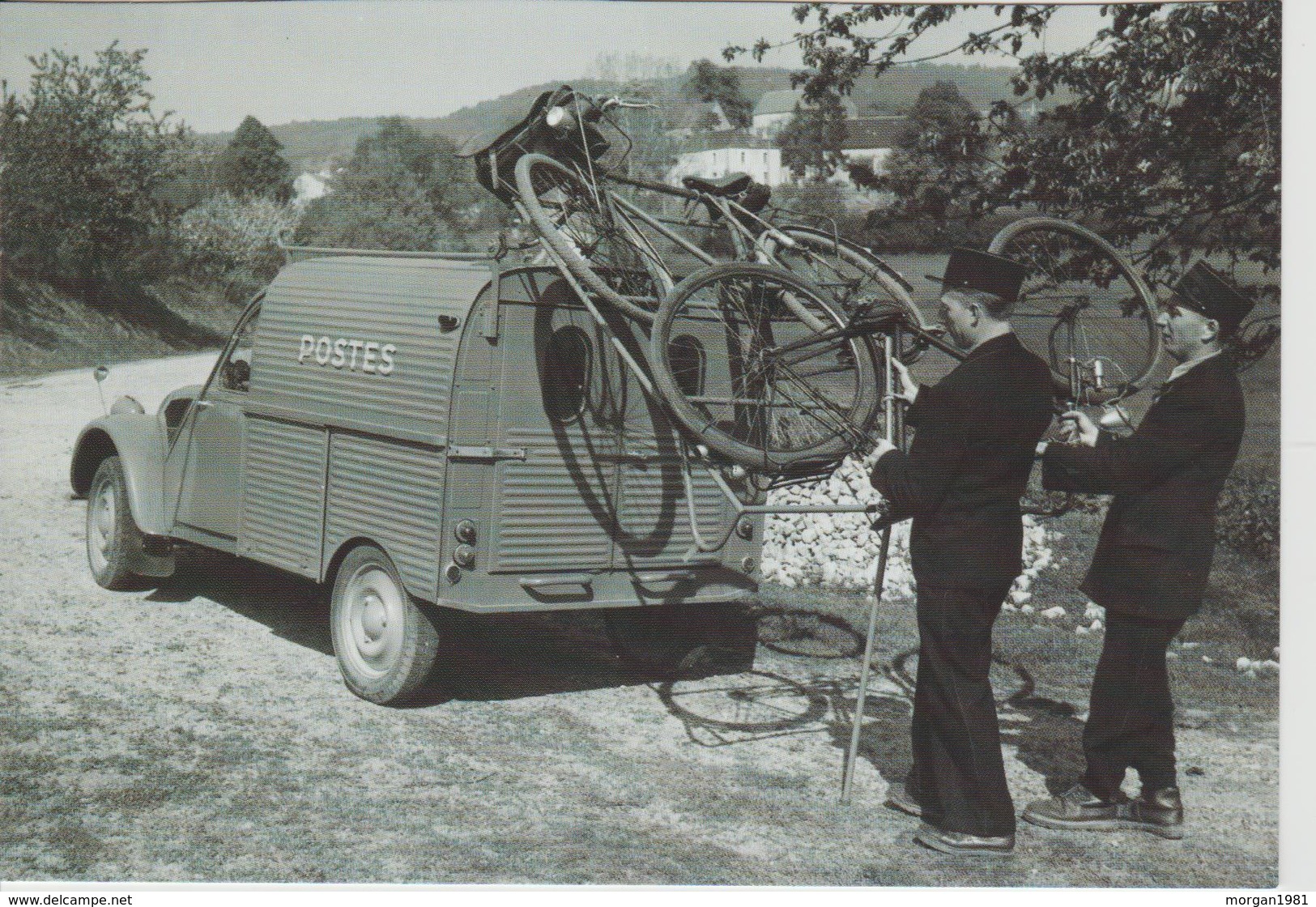 LA POSTE.  FOURGONNETTE 2 CV CITROEN AVEC PORTE BICYCLETTES ANNEE 1950  MUSEE DE LA POSTE - Post & Briefboten