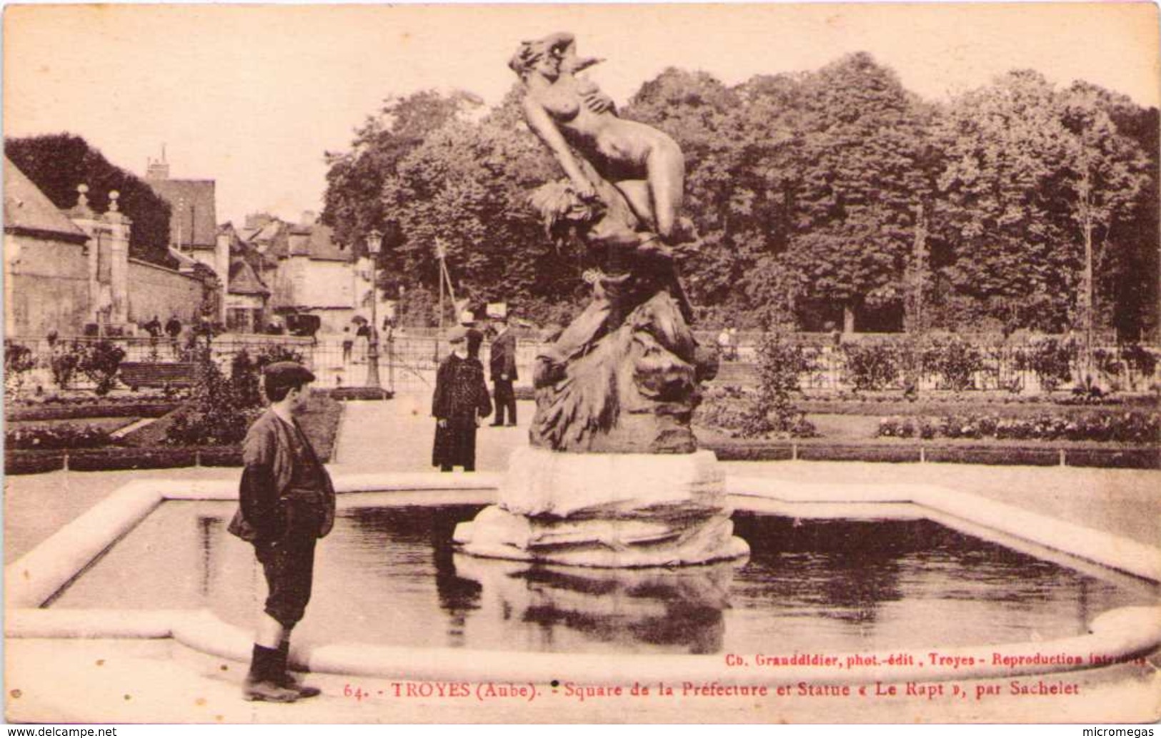 10 - TROYES - Square De La Préfecture Et Statue "Le Rapt" Par Suchelet - Troyes