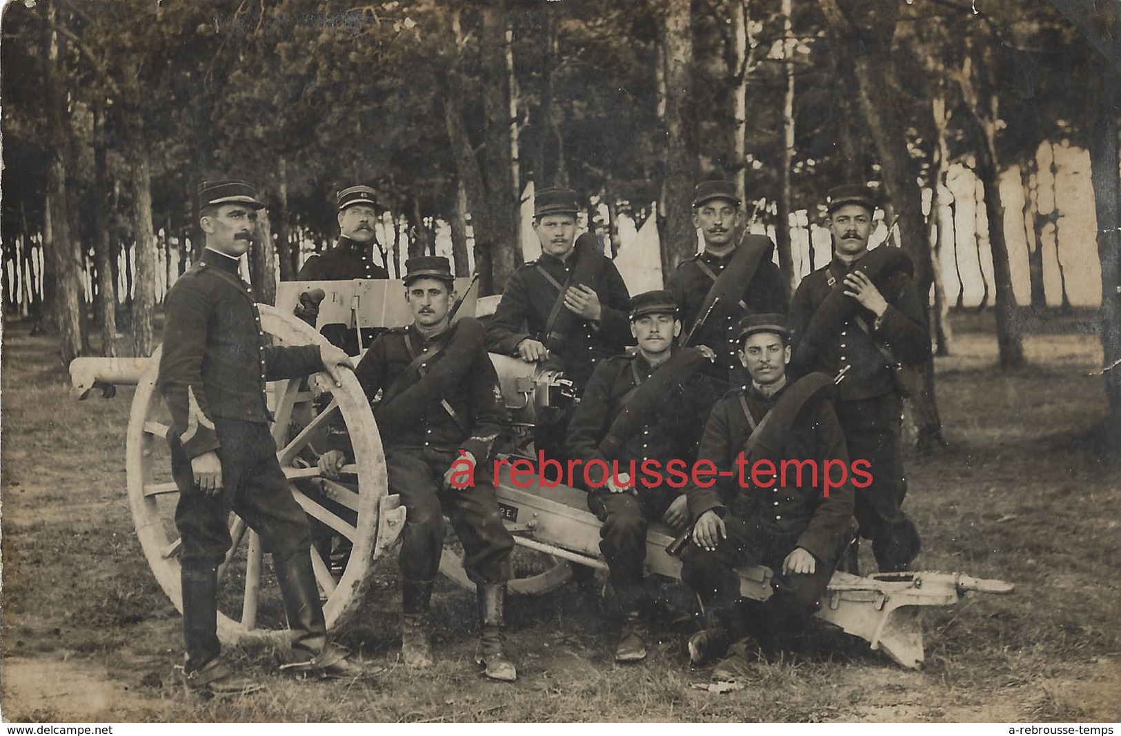 Guerre 1914-officier 45e R Et Soldats Sur Un Canon-nom Au Dos - Guerre, Militaire