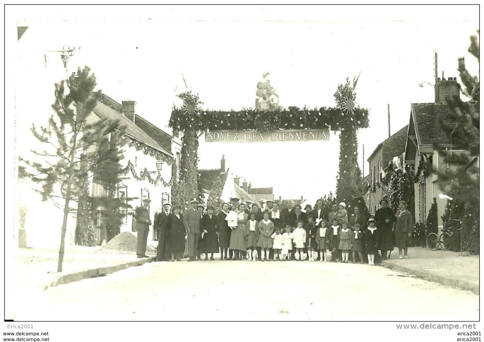 A Identifier. Cpa Photo D'un Rassemblement D'habitants à Evry Petit Bourg (91)autour D'un Portique  De Bienvenue. - Da Identificare