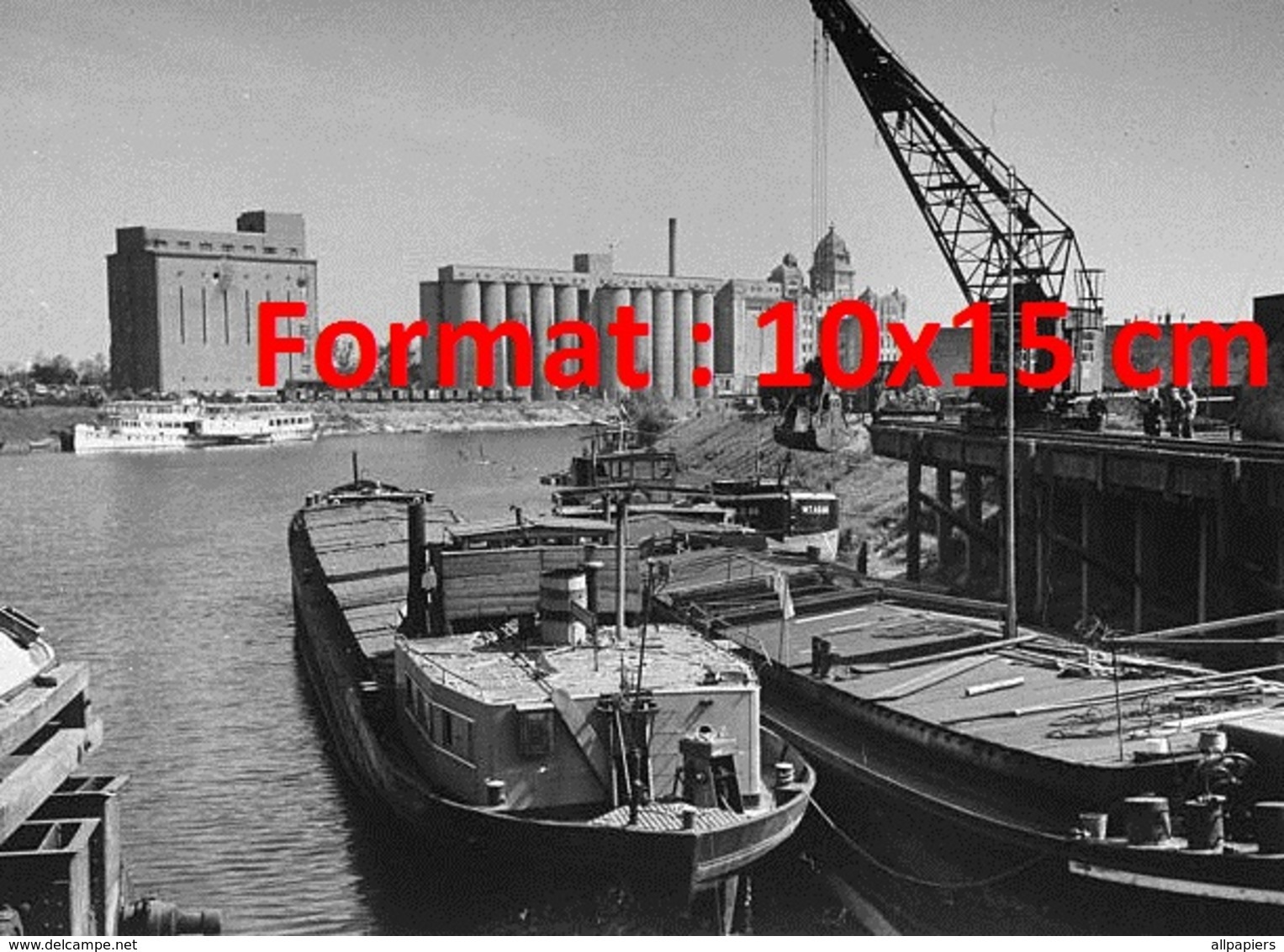 Reproduction D'une Photographie Ancienne De Péniches Sur Des Docks Attendant Le Chargement En 1945 - Autres & Non Classés