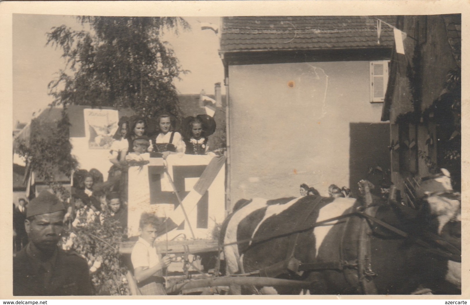 Photocarte , Cortège , Défilé D'alsaciennes , Croix Gammée Allemande - Autres & Non Classés