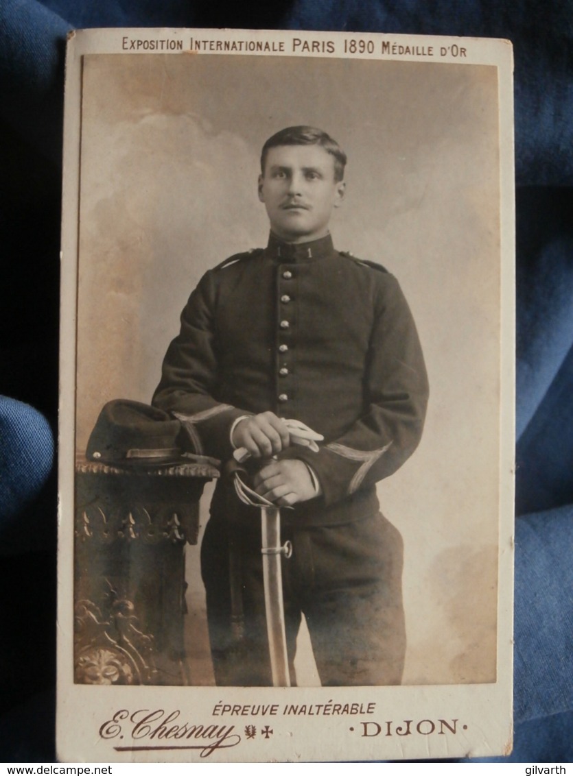 Photo CDV E. Chesnay à Dijon - Militaire Posant Avec Son Sabre, 1e RA, Vers 1900 L439 - War, Military