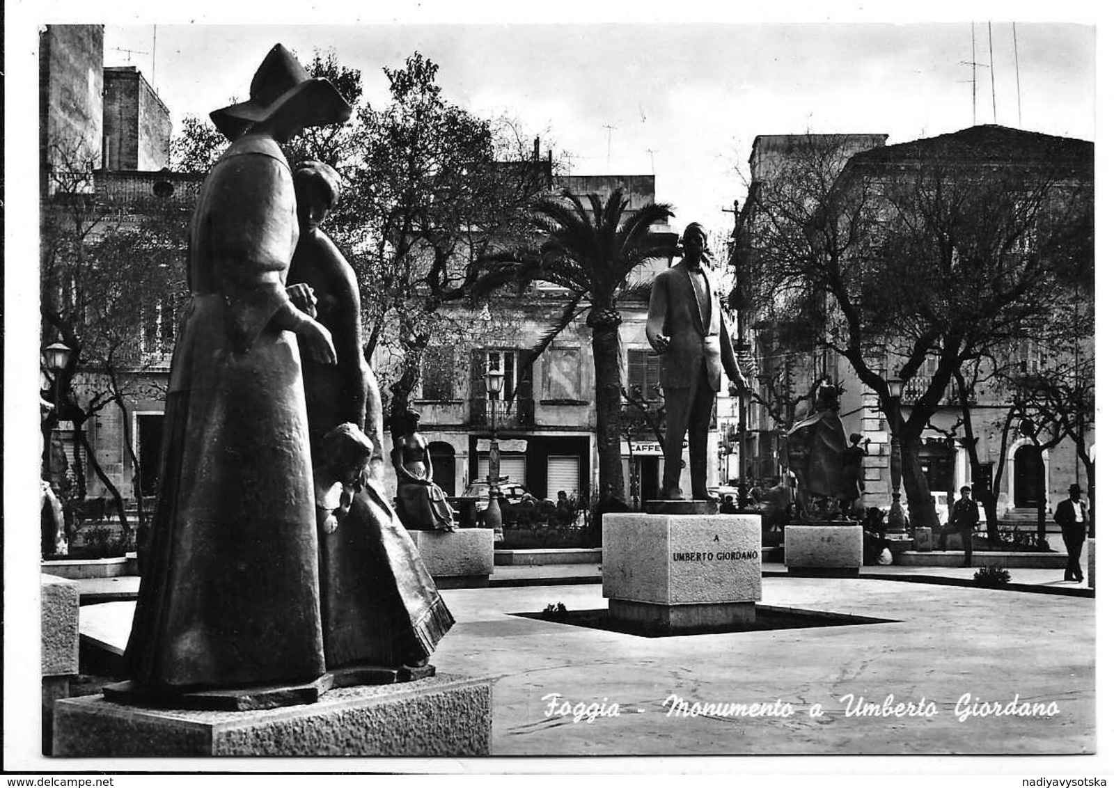 Foggia. Monumento A Umberto Giordano. Tappo Di Birra Peroni Al Centro Fra Le Gambe Della Statua. - Foggia