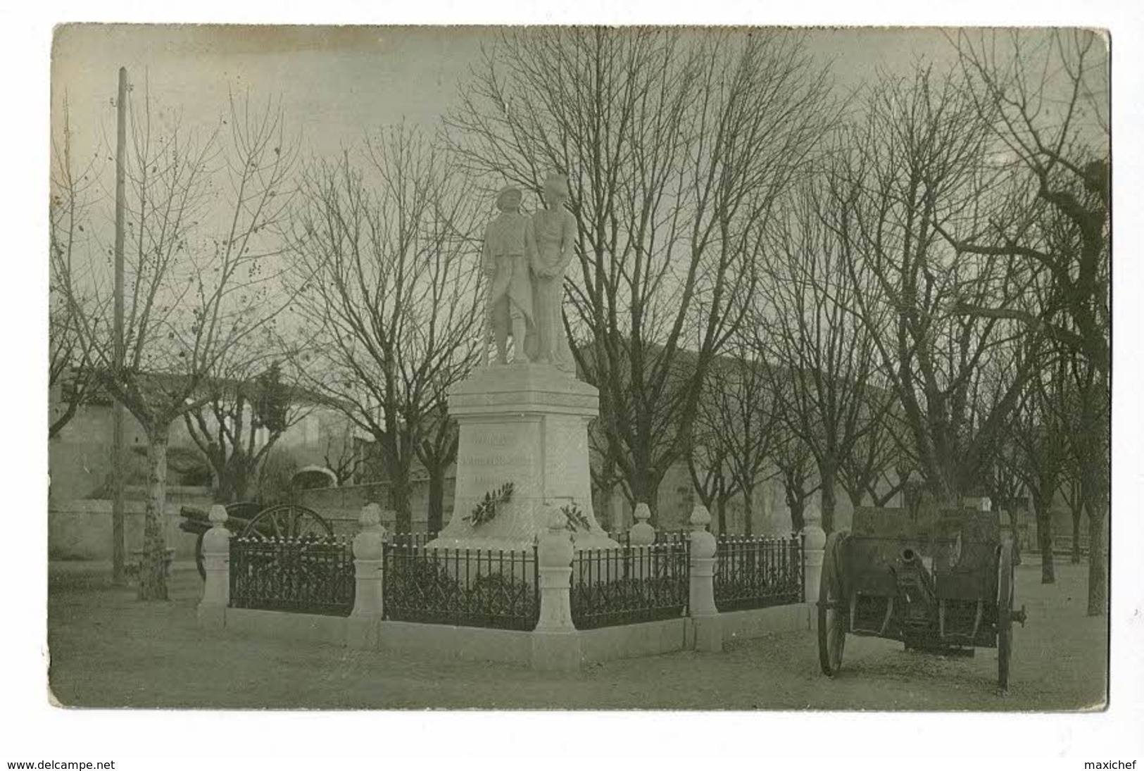 Carte Photo - Monument Aux Morts De Vergèze (entouré De Canons, Inauguré Le 03/10/1920 - Vergèze