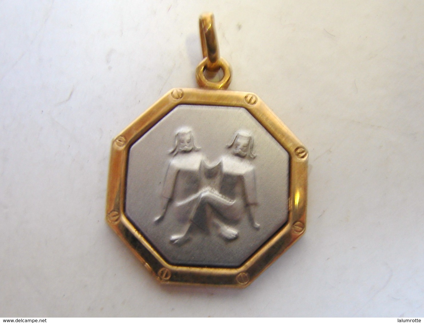 Bijoux. 69. Médaille Octogonale Or Et Argent 16 K De Deux Personnages. - Pendentifs