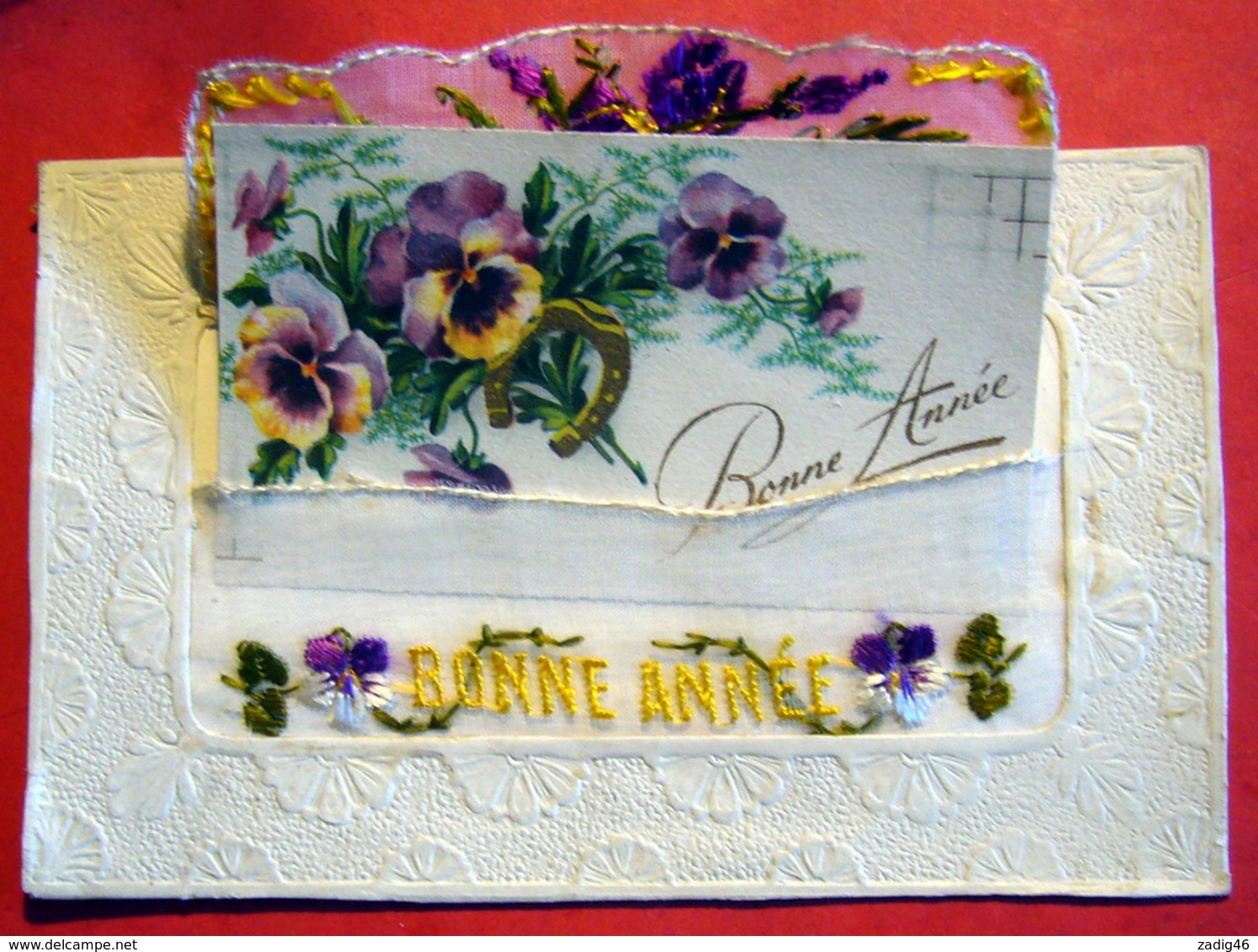 CARTE BRODEE FAISANT POCHETTE - CONTENANT UNE CARTE MIGNONNETTE BONNE ANNEE - 2 SCANS - Borduurwerk