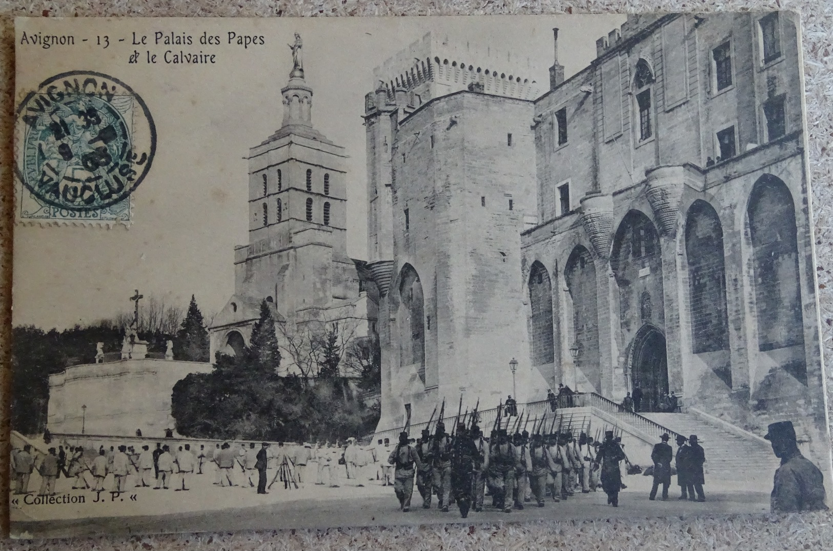 Cpa - (84) - Avignon 13 - Le Palais Des Papes Et Le Calvaire - Passage De Troupes - Avignon (Palais & Pont)