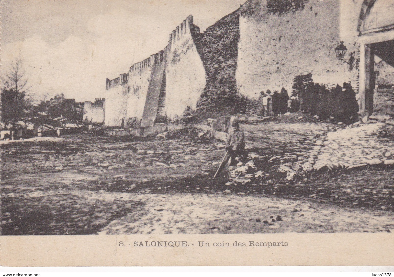 SALONIQUE / UN COIN DES REMPARTS / TAXEE 20 C AU DOS - Grèce