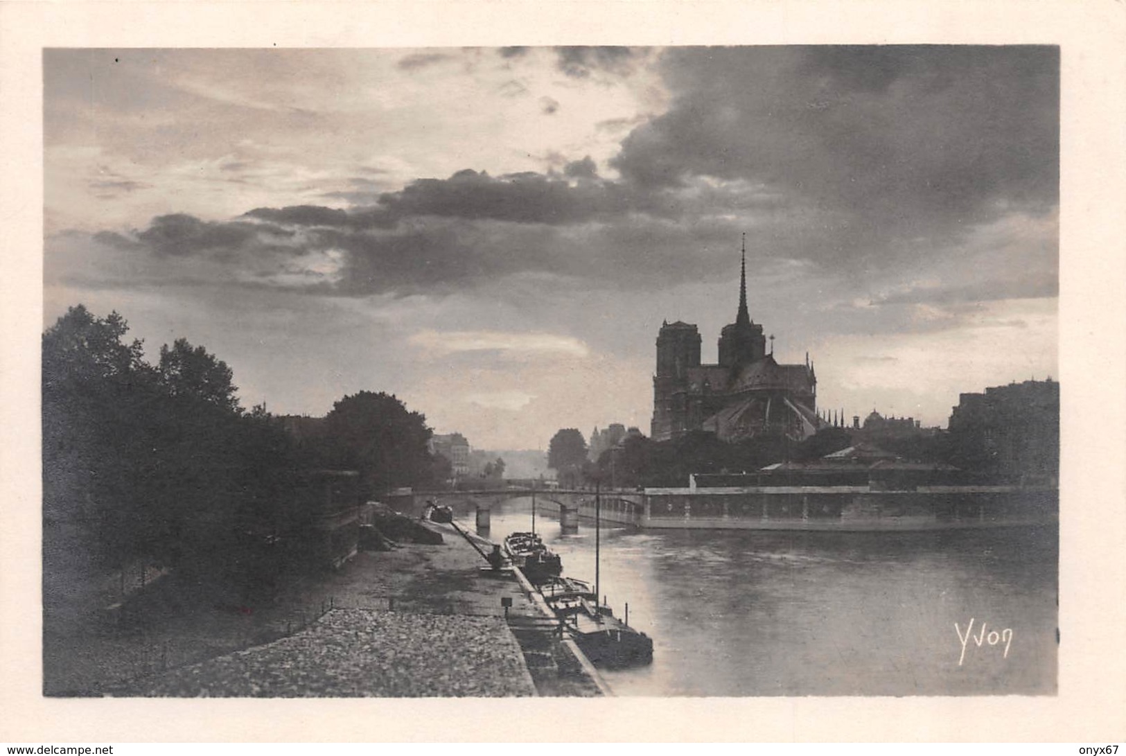 Carte Postale PARIS (75) Cathédrale Notre-Dame 1163-1260 Flèche Tombée Le 15-04-2019-PENICHE-BATEAU -Eglise-Religion - Kerken