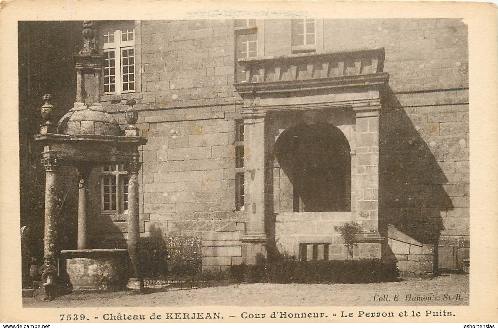 CHATEAU DE KERJEAN COUR D'HONNEUR LE PERRON ET LE PUITS - Saint-Vougay
