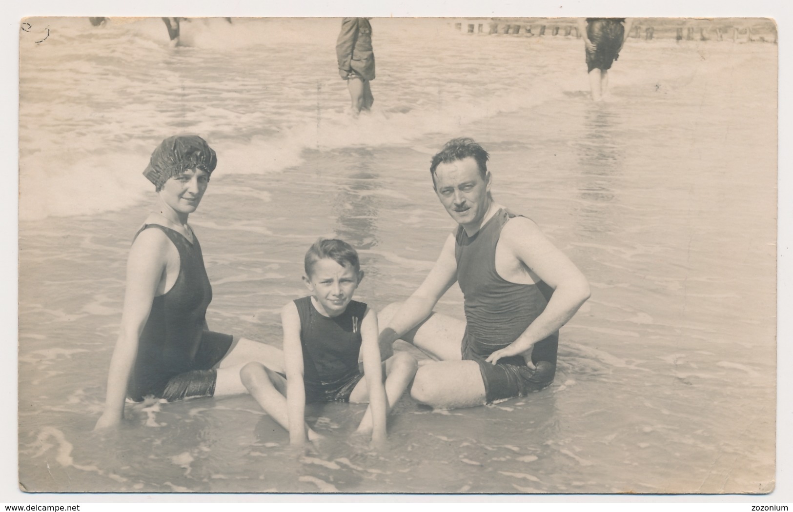 REAL PHOTO Ancienne Family, Swimsuit Woman Man And Boy On Beach Femme Homme Et Garcon  Plage Ostende Traveld Photo 1924 - Other & Unclassified