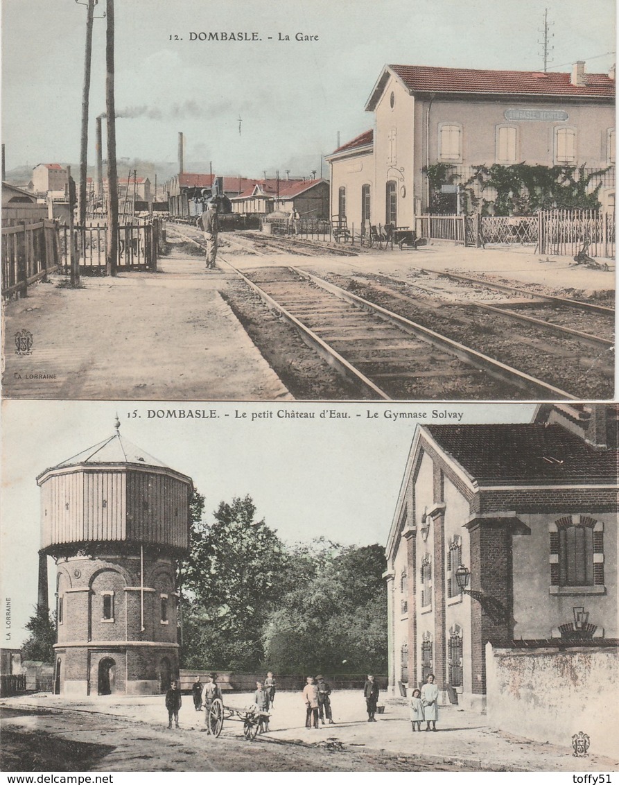 2 CPA COULEUR:DOMBASLE (54) PETIT CHÂTEAU D'EAU GYMNASE SOLVAY,TRAIN EN GARE..ÉCRITES - Autres & Non Classés