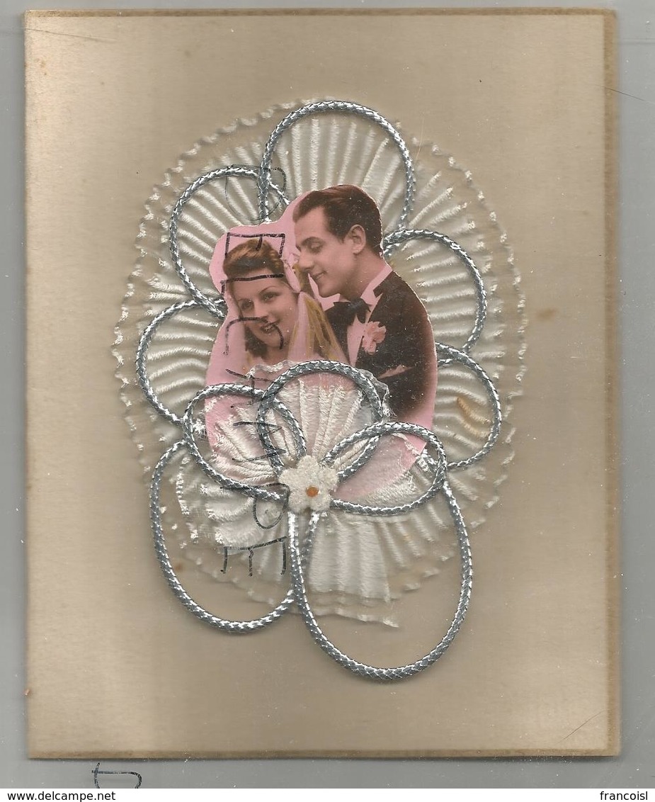 Carte Artisanale. Fleur Brodée, Couple De Jeunes Mariés, Ficelle Argentée. - Brodées