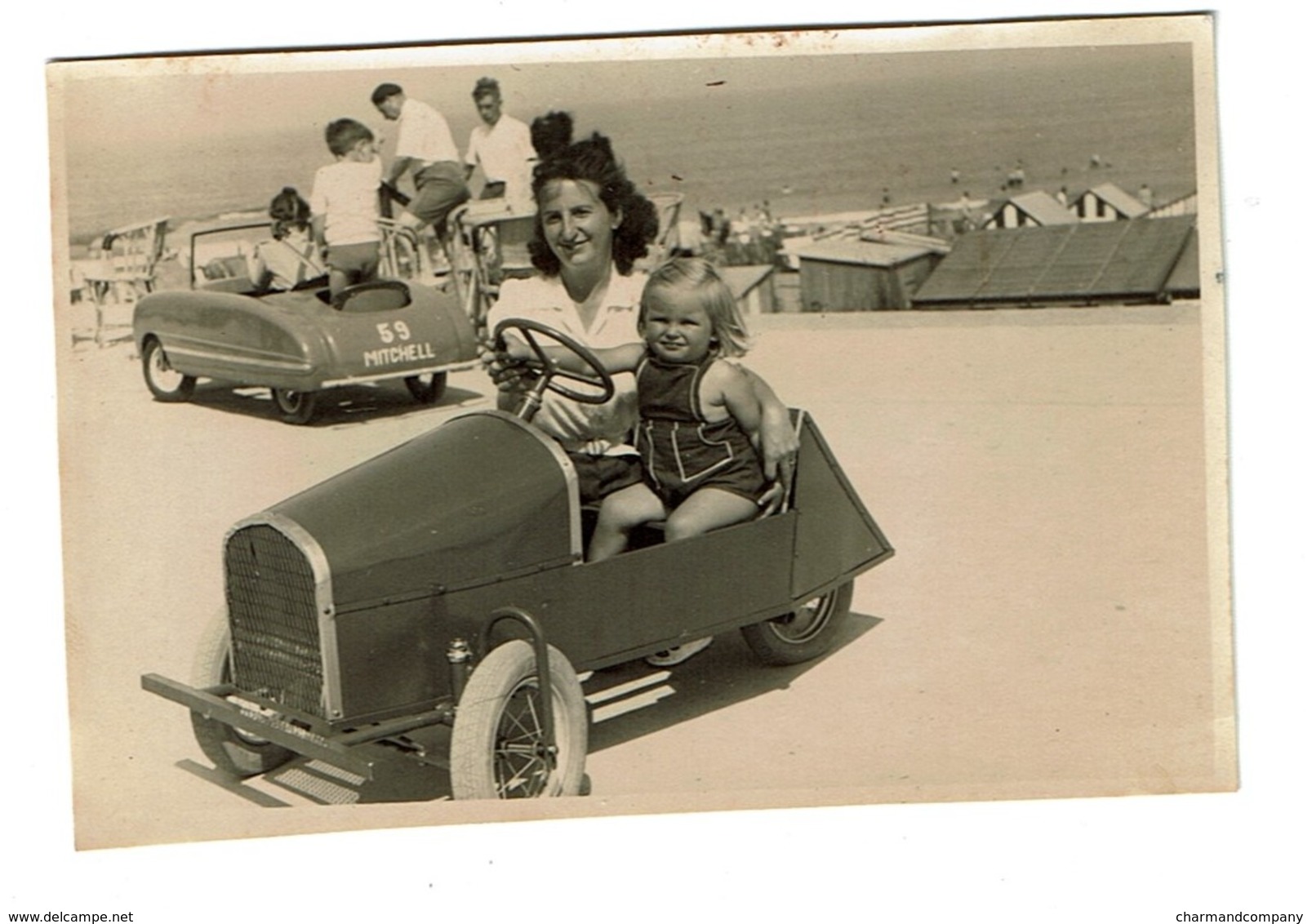 1948 Petite Photo Littoral / Côte Belge Fillette Et Sa Maman Dans Une Voiture à Pédales - Cuistax MITCHELL -  2 Scans - Automobiles