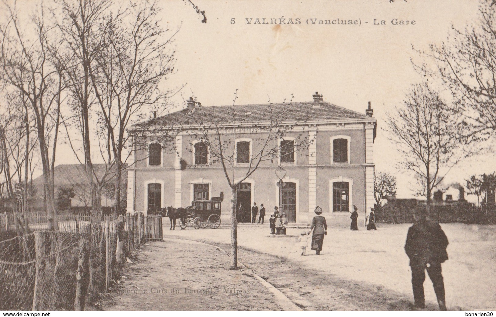 CPA 84 VALREAS  LA GARE EXTERIEUR ANIMEE - Valreas