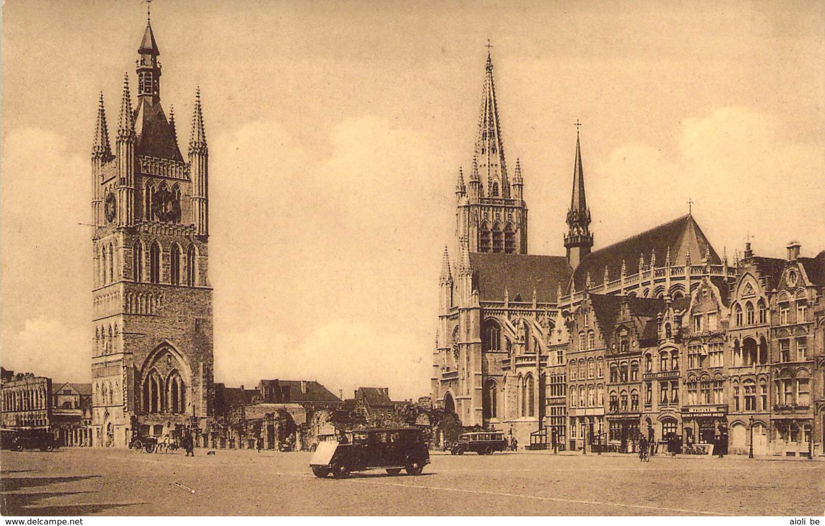 Ypres Grand'Place, Le Beffroi Et La Cathédrale St. Martin. - Ieper