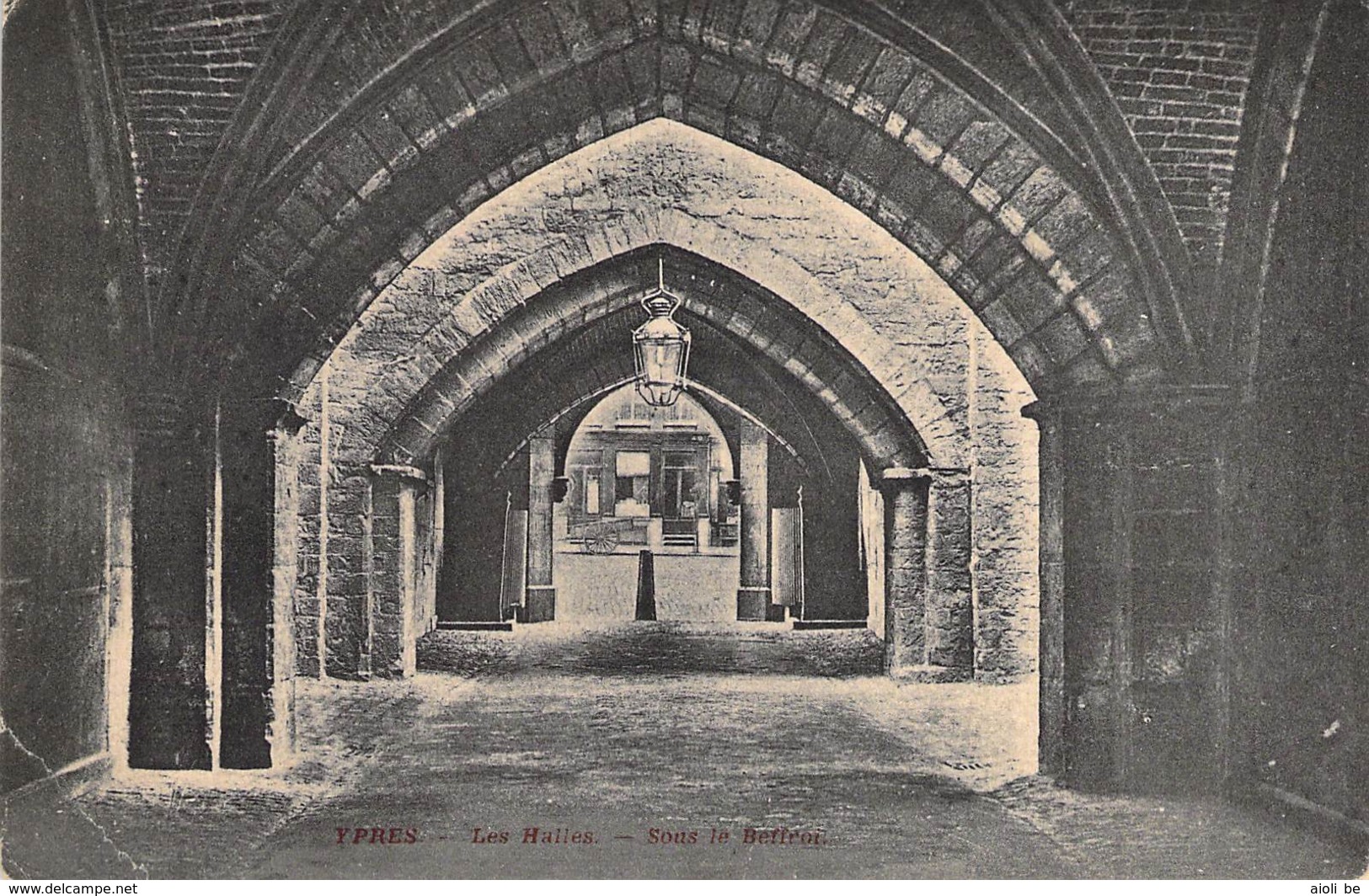 Ypres - Les Halles. - Sous Le Beffroi. - Ieper