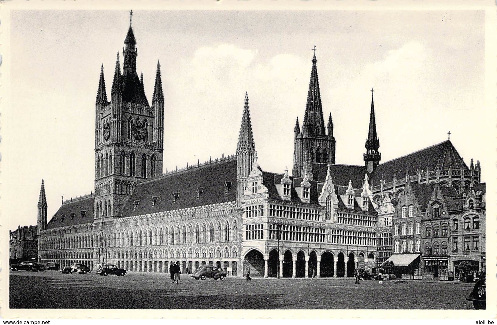 Ypres - Les Halles. - Ieper