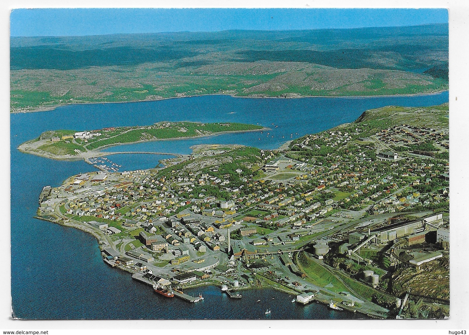 (RECTO / VERSO) NORWAY - KIRKENES - VIEW OF THE TOWN - CACHET ACROSS THE ARTIC CIRCLE - CPSM GF VOYAGEE - Norvège