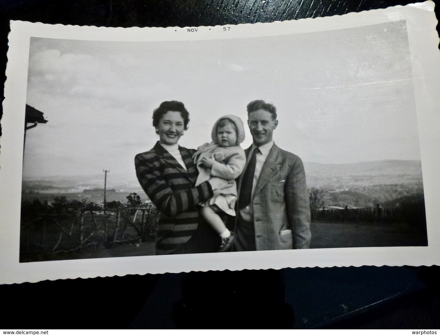 PHOTO ORIGINALE _ VINTAGE SNAPSHOT : COUPLE _ BEBE _ ENFANT _ 1957 - Personnes Anonymes