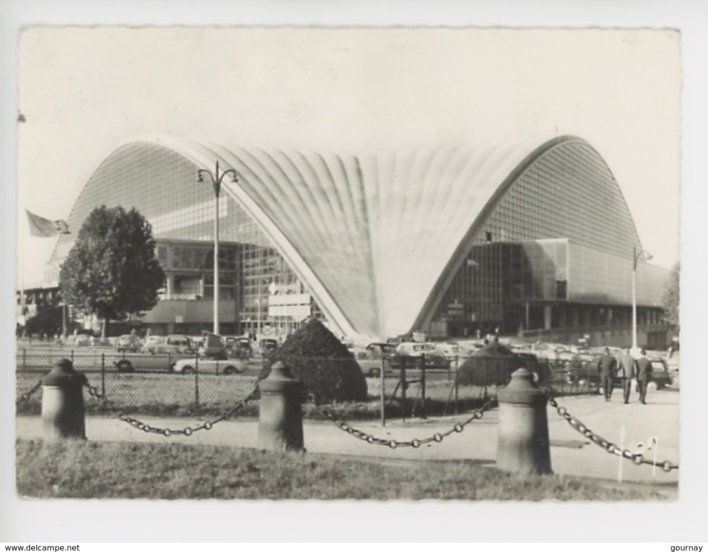 Puteaux : Palais Centre National Industries Techniques (rond Point La Défense) C.N.I.T. Vieilles Voitures - La Defense