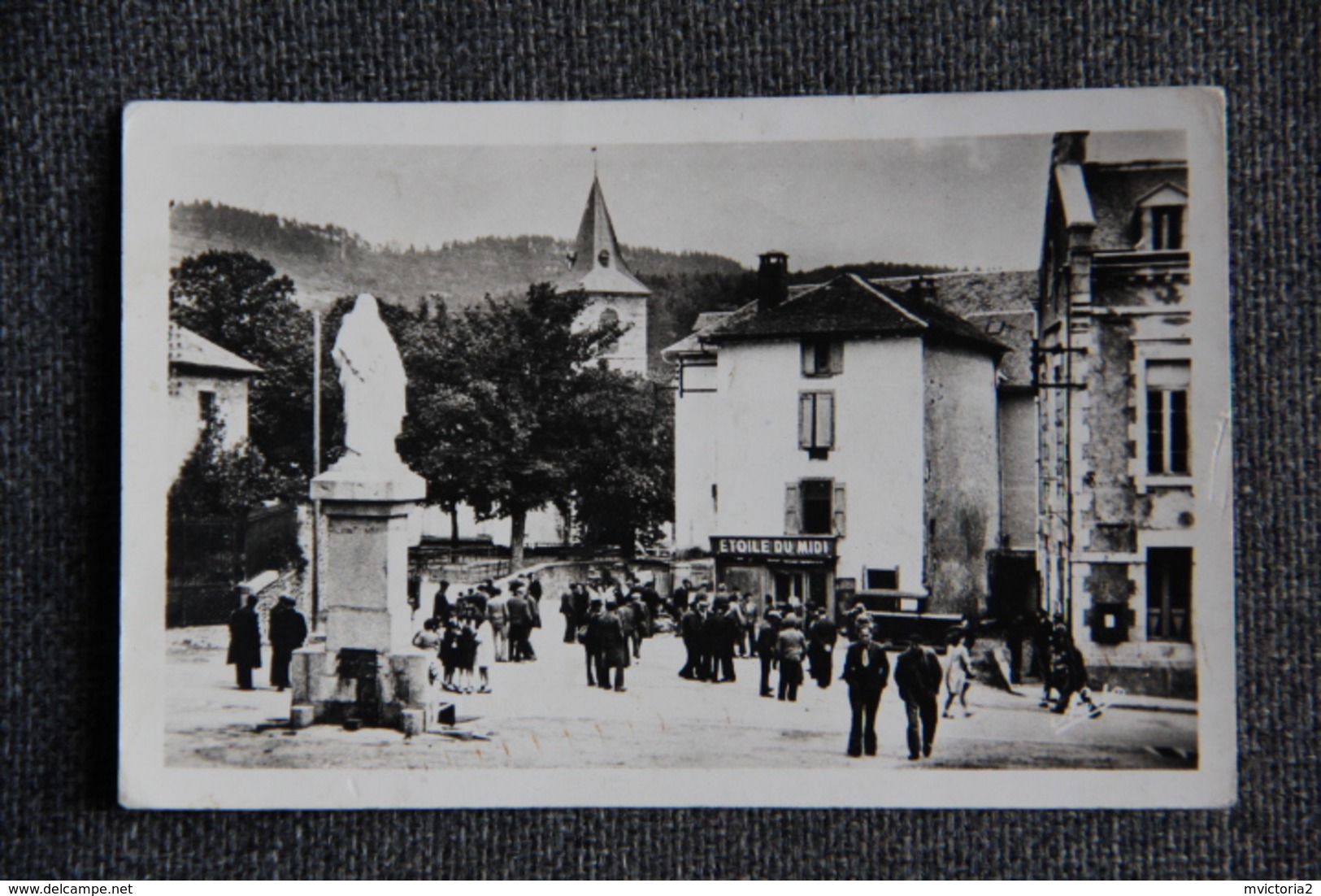 LACAUNE LES BAINS - Station Climatique, La Place De L'Hôtel De Ville. Belle Animation. - Other & Unclassified