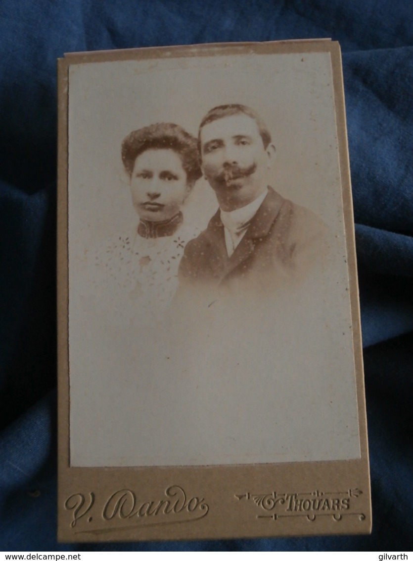 Photo CDV  Dando à Thouars  Portrait Couple  Homme Avec Belle Moustache  CA 1900 - L440 - Anciennes (Av. 1900)