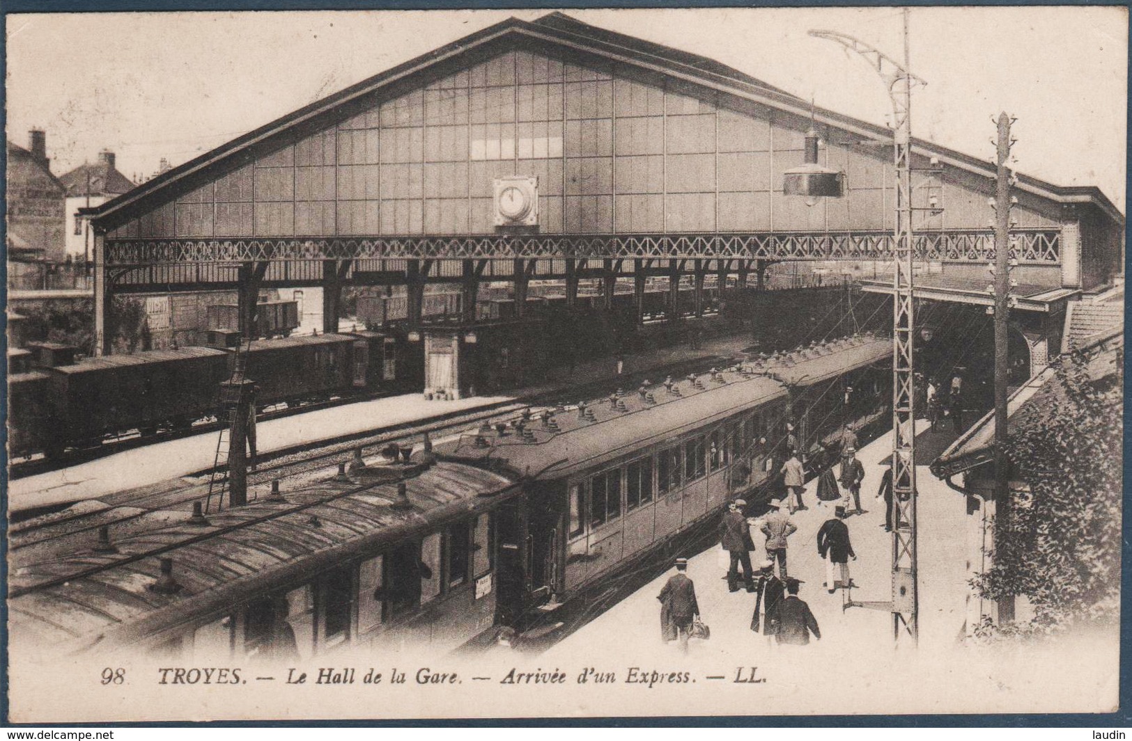 Troyes , Le Halle De La Gare , Arrivée De L'express , Train - Troyes