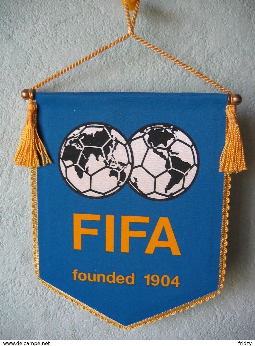 Fanion De La FIFA Fondée En 1904 - Patches