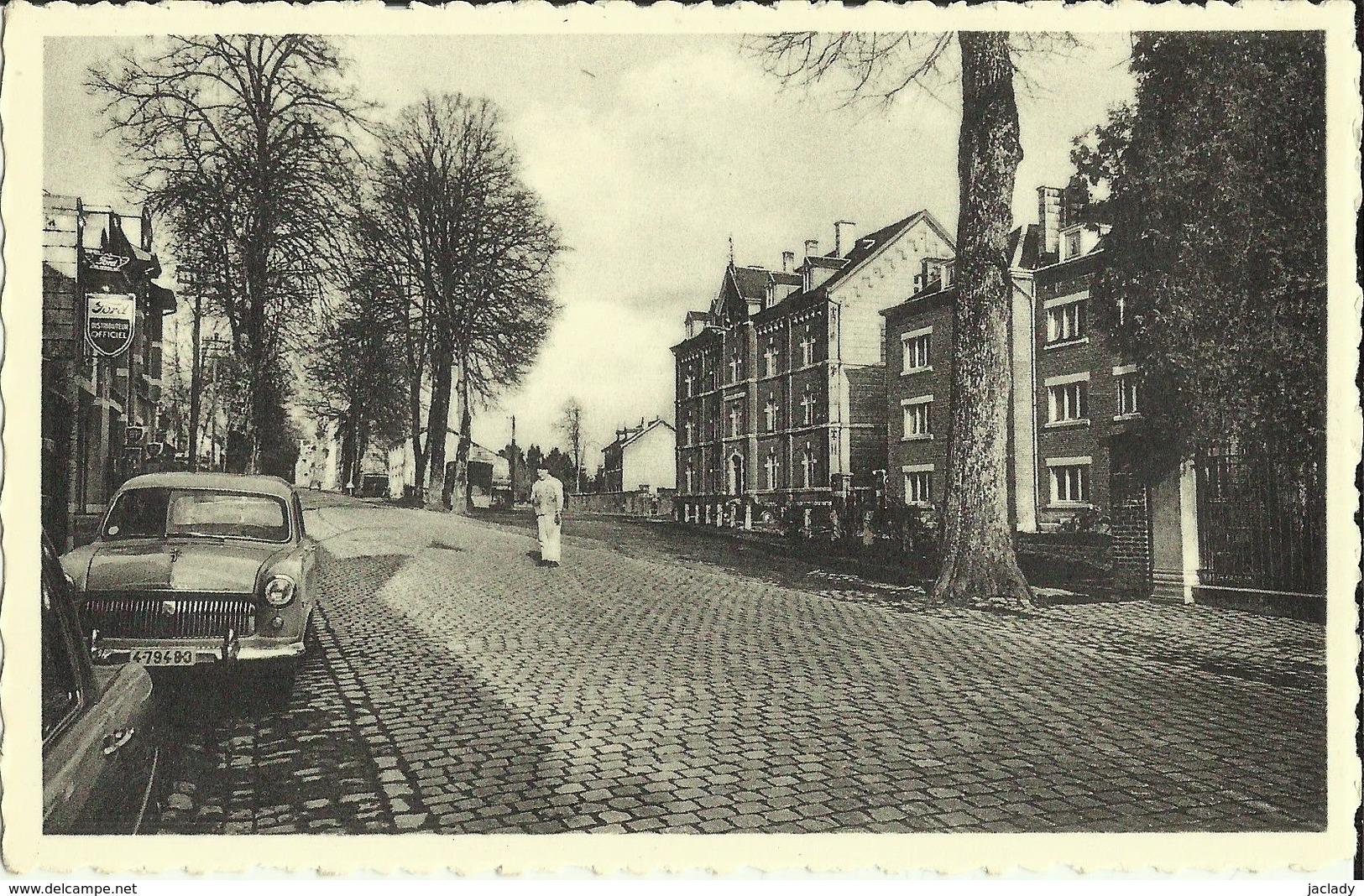 Neufchâteau -- Avenue De La Gare Et Gendarmerie.      (2 Scans) - Neufchâteau