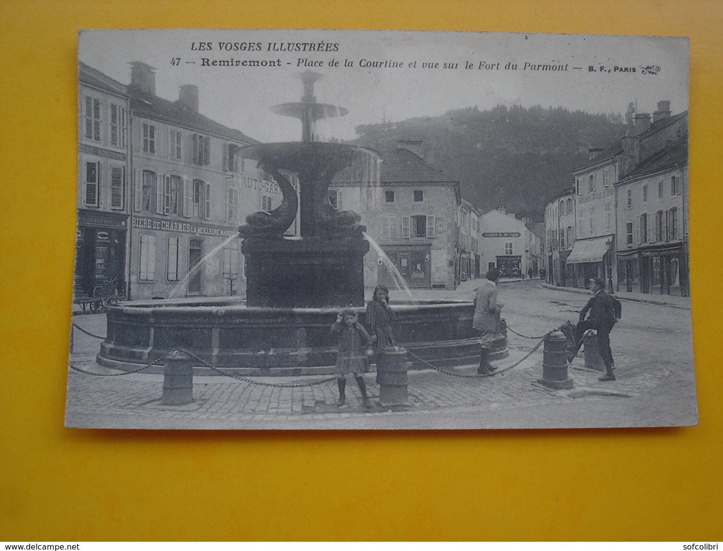 88 -- REMIREMONT Place De La Courtine Et Vue Sur Le Fort Du Parmont - Remiremont