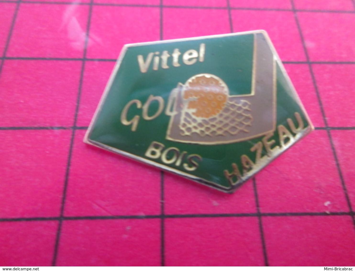 910c Pins Pin's  / Rare Et De Belle Qualité / THEME SPORTS : GOLF VITTEL BOIS HAZEAU - Golf