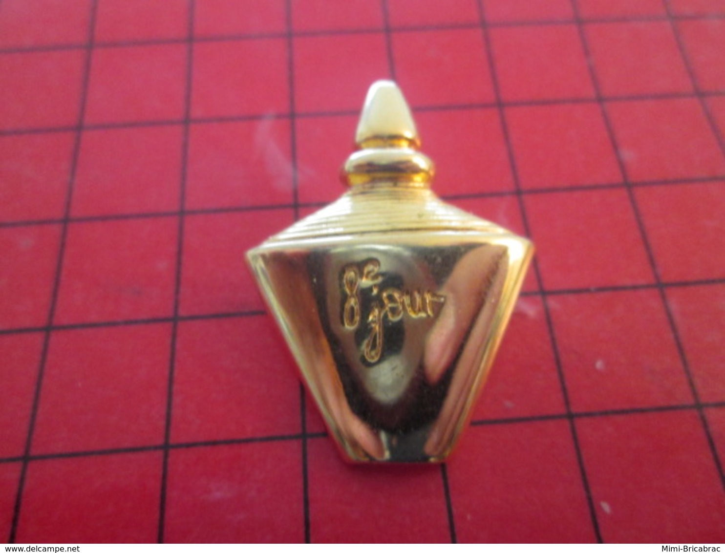 910c BROCHE Pas Pin's  / Rare Et De Belle Qualité / THEME PARFUMS : FLACON DE PARFUM 8e JOUR Tout Métal Jaune - Parfums