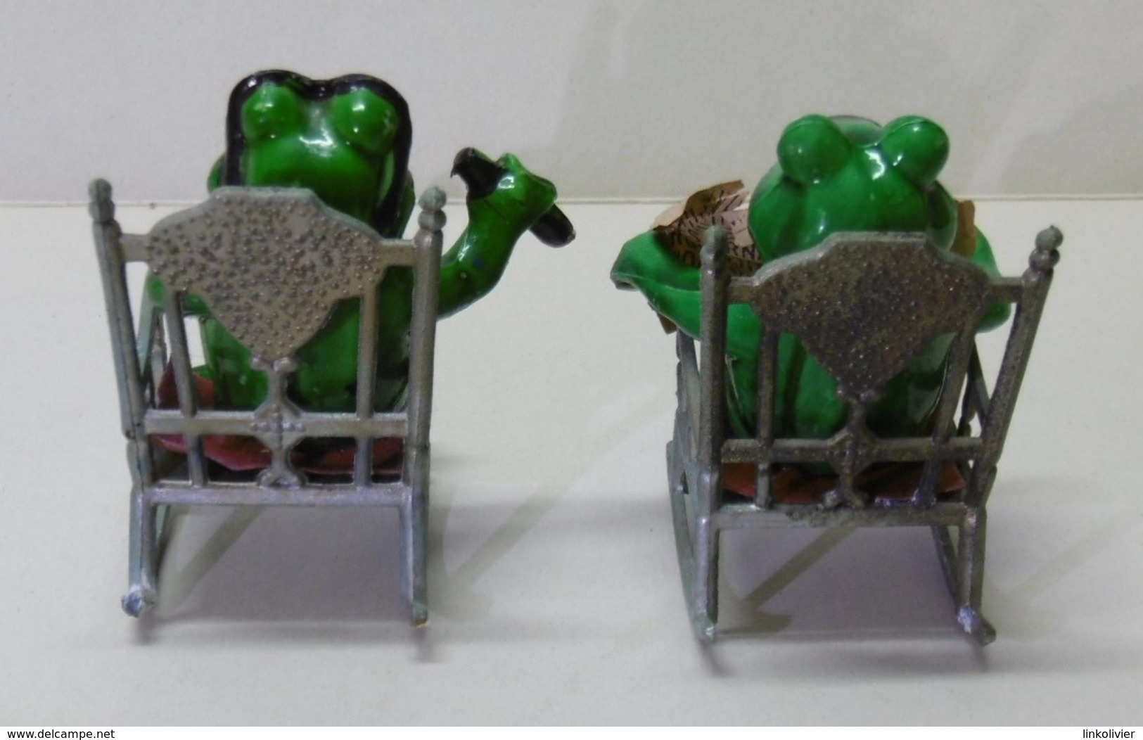 2 GRENOUILLES Assises Sur Rocking-chair - Bibelot Animaux Grenouille - Tiere