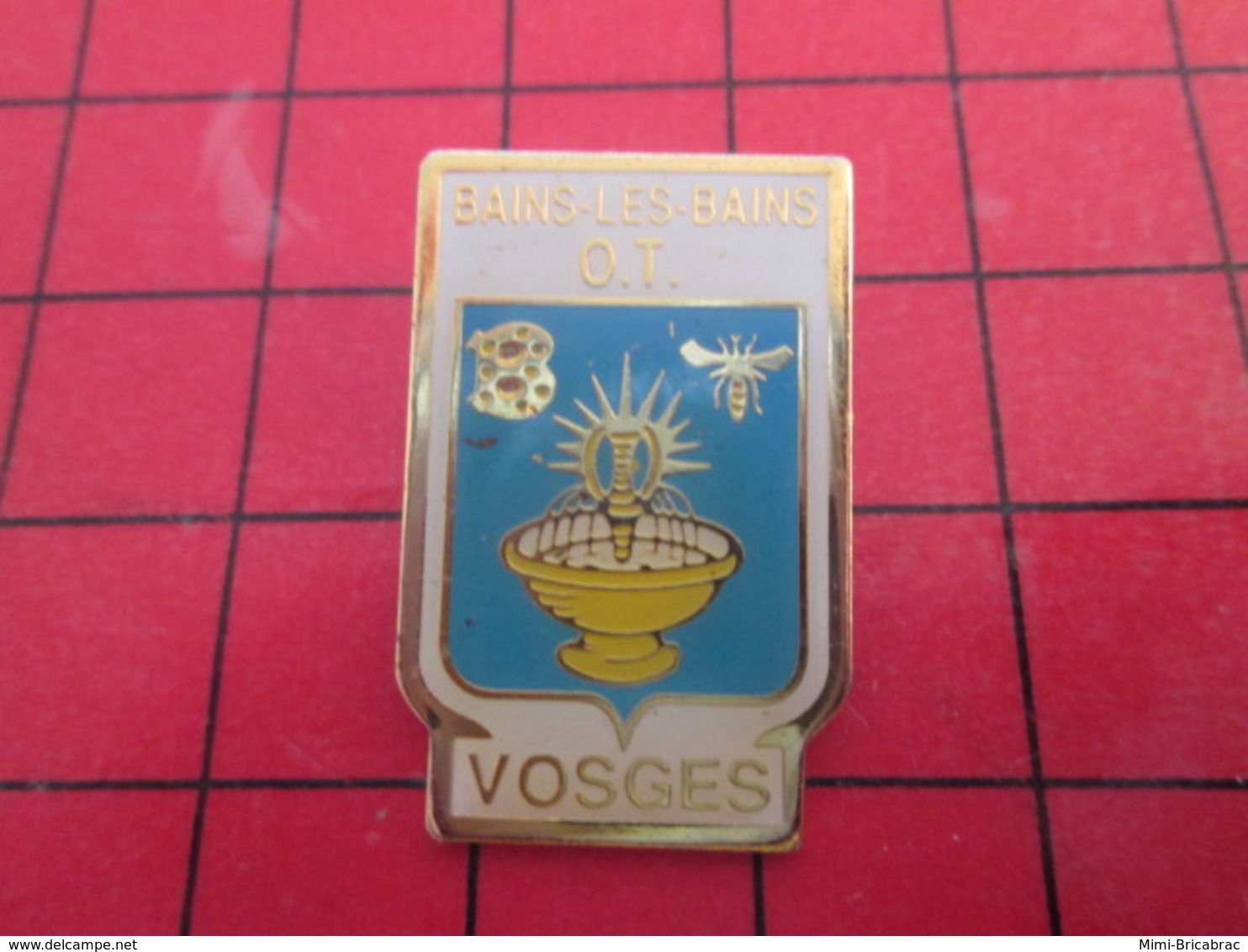 910c Pins Pin's  / Rare Et De Belle Qualité / THEME VILLES  VOSGES BAINS LES BAINS ABEILLE BLASON ECUSSON ARMOIRIES - Villes