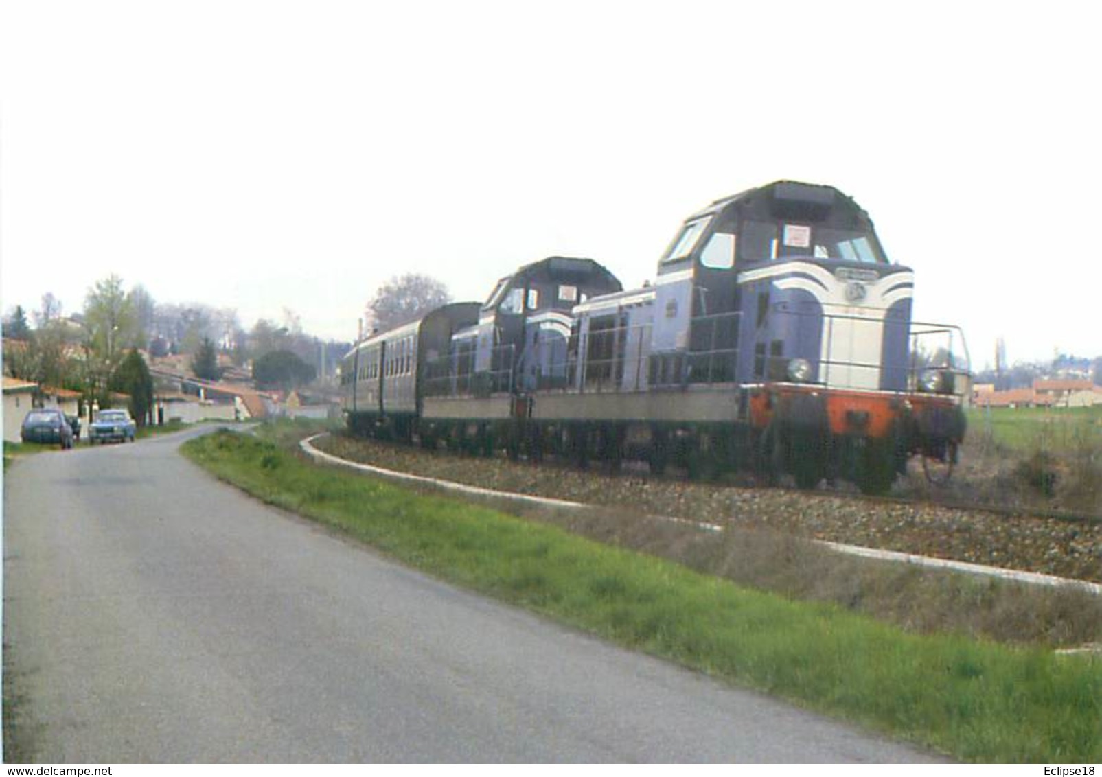 Montrabe - Ligne De Capdenac A Toulouse - Train Tracté Par Une UM De BB 66000  U 1389 - Trains