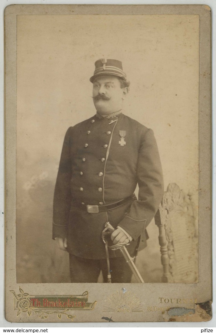 Belgique . Homme En Uniforme Belge . Police ? Administration ? Photo Th. Brackelaire à Tournai . Dédicace Thymann . - Guerre, Militaire