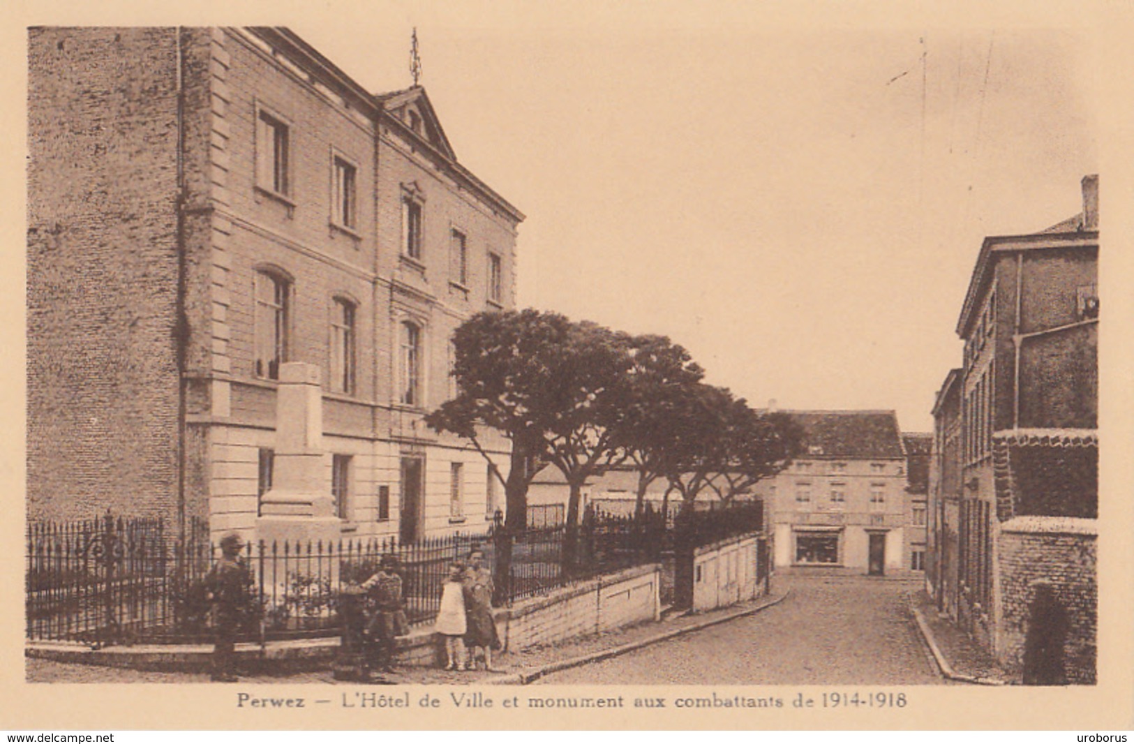 BELGIUM - Perwez - L'Hotel De Ville Et Monument Aux Combattants De 1914-1918 - Perwez