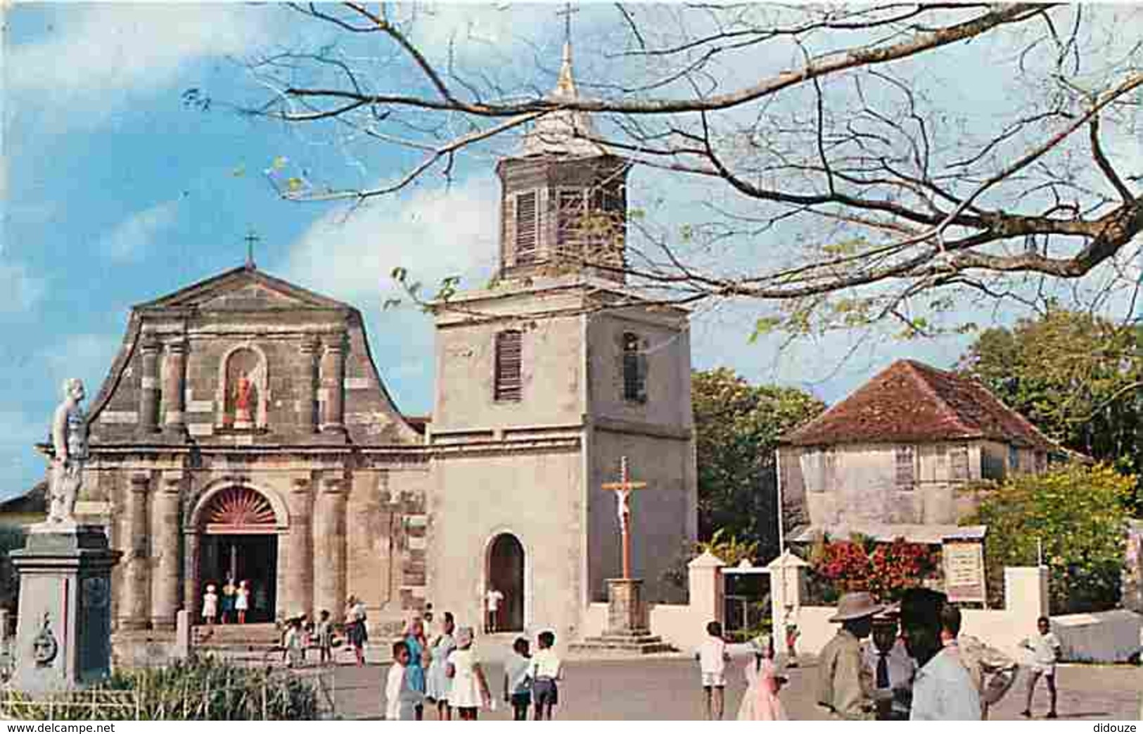 Martinique - Le Marin - L'Eglise - La Place Et La Statue Du Dr Duquesnay - Voir Scans Recto-Verso - Le Marin