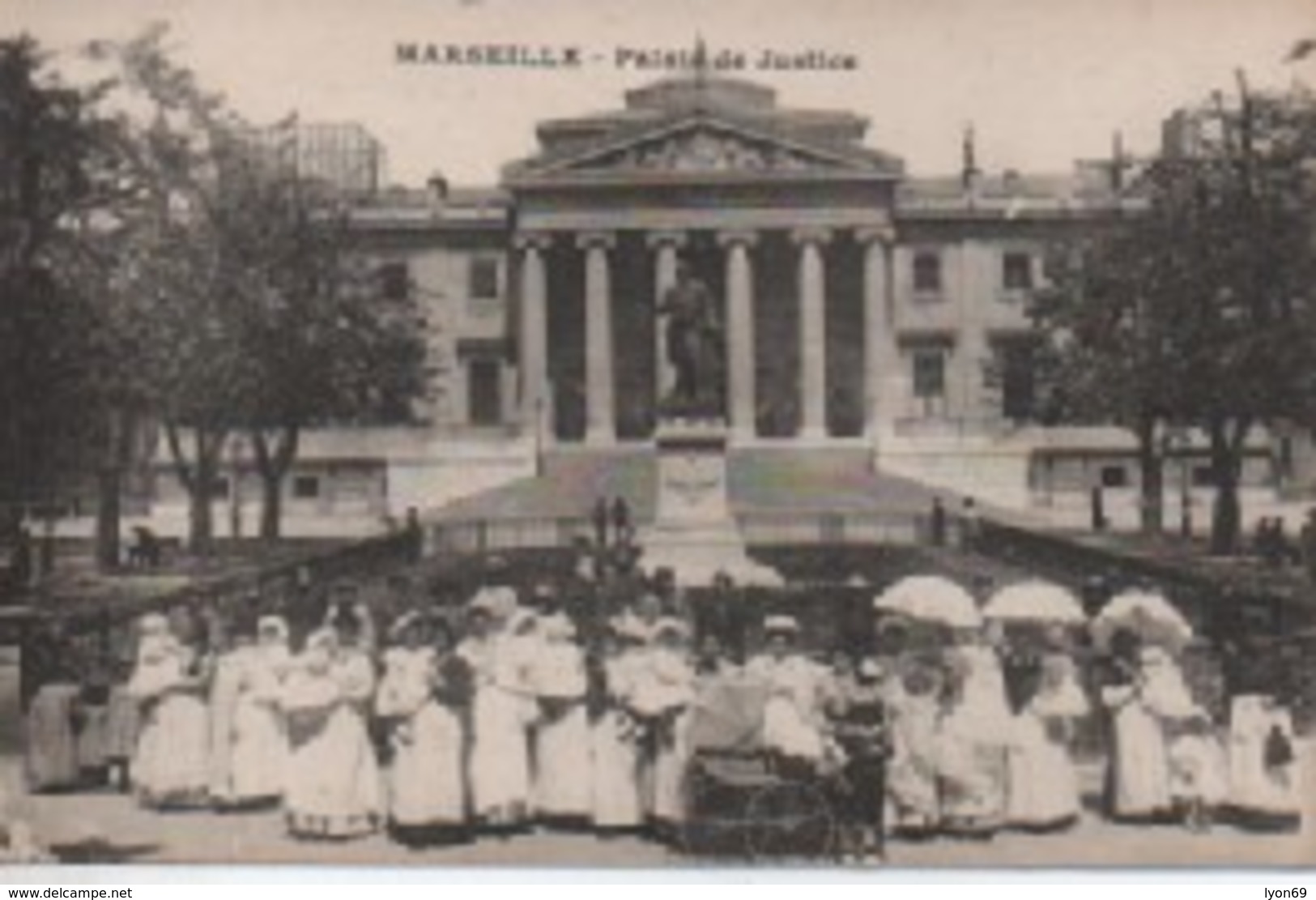 MARSEILLE  PALAIS DE JUSTICE ENFANTS ET  FEMMES DOS VERT - Groupes D'enfants & Familles